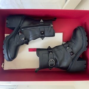 VALENTINO STUD CALFSKIN
COMBAT BOOT 85MM SIZE 6 just used 1 time